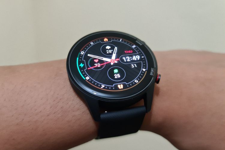 Mi Watch ditenagai dengan chipset Apollo 3 dan sudah menjalankan sistem operasi RTOS, lengkap dengan dukungan konektivitas Bluetooth 5.0 dan baterai kapasitas 420 mAh yang diklaim dapat bertahan hingga 16 hari.