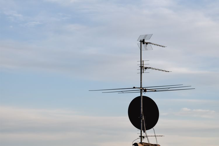 Ilustrasi antena untuk siaran TV digital di TV analog yang menggunakan STB.