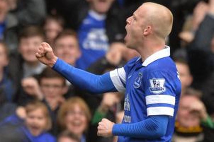 Pemain Everton, Steven Naismith, bersuka cita menyambut gol yang diciptakannya ke gawang Arsenal dalam lanjutan Premier League, Minggu (6/4/2014). 