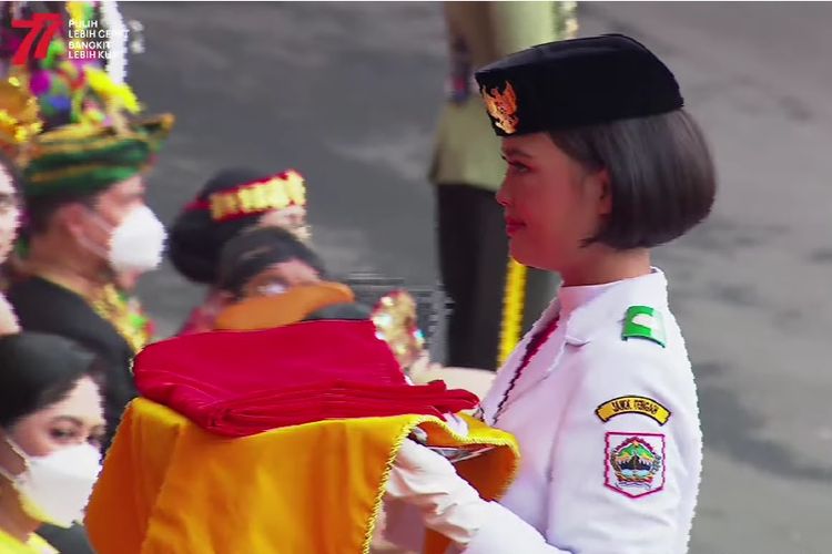 Siswi SMA Negeri 2 Kudus,  I Dewa Ayu Firsty Meita Dewanggi terpilih menjadi pembawa bendera Merah Putih dalam Upacara Peringatan Detik-Detik Proklamasi Kemerdekaan Republik Indonesia di Istana Merdeka, Rabu (17/8/2022).