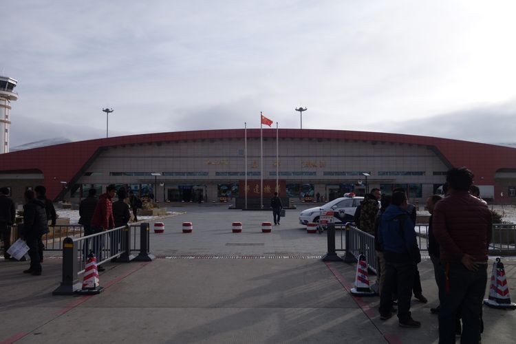 Bandara Qamdo Banda di Tibet yang sempat menjadi bandara tertinggi di dunia sebelum adanya Bandara Daocheng Yading.