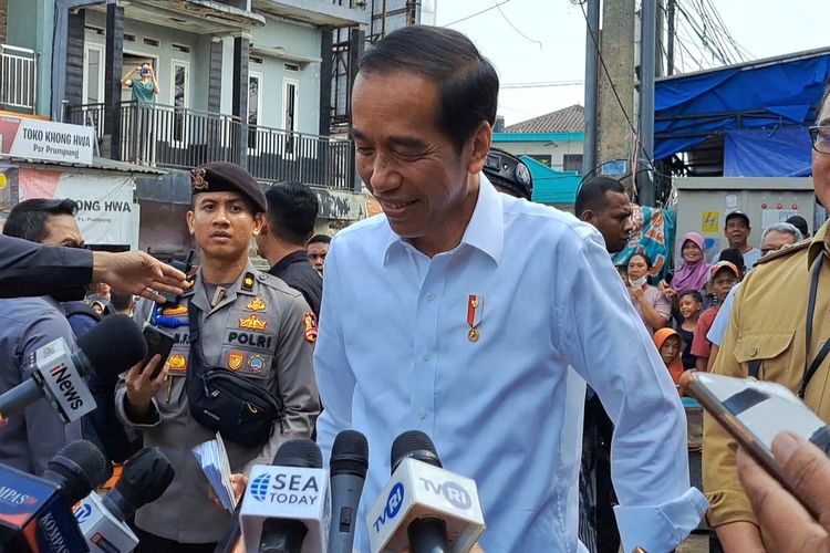 Presiden Joko Widodo tersenyum saat diberi ucapan selamat ulang tahun oleh jurnalis di Pasar Parungpung, Bogor, Rabu (21/6/2023).