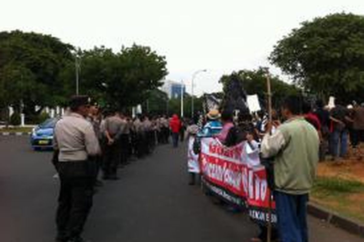 Massa yang berasal dari Pergerakan Mahasiswa Islam Indonesia (PMII), Hizbut Tahrir, dan beberapa kelompok lain menyerukan penolakan kenaikan harga bahan bakar minyak (BBM) bersubsidi, Selasa (18/11/2014).