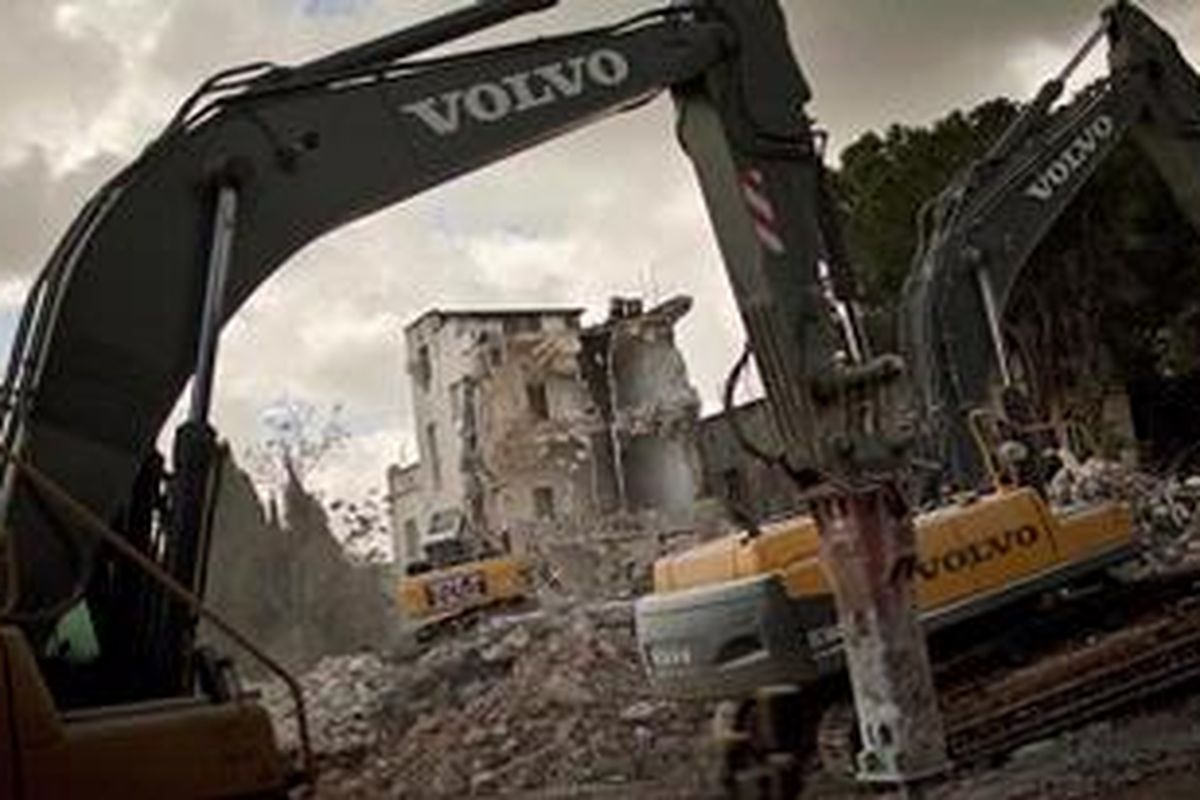 Buldoser Israel, Minggu (9/1), menggusur bangunan Hotel Shepherd yang terletak di distrik Arab di Jerusalem timur.