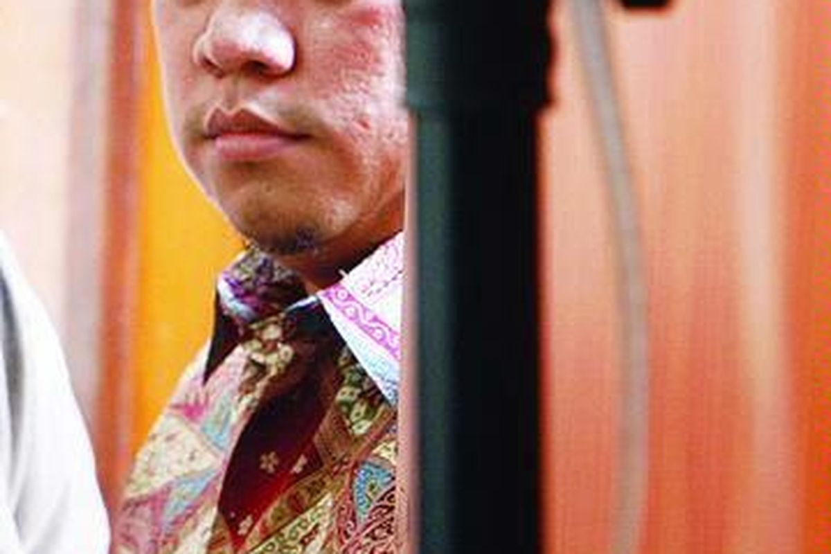 Gayus HP Tambunan memberikan kesaksian dalam sidang dengan terdakwa Alif Kuncoro di Pengadilan Negeri Jakarta Selatan, Rabu (11/8). Alif Kuncoro adalah konsultan pajak yang didakwa menyuap Komisaris Arafat dengan sepeda motor Harley Davidson.