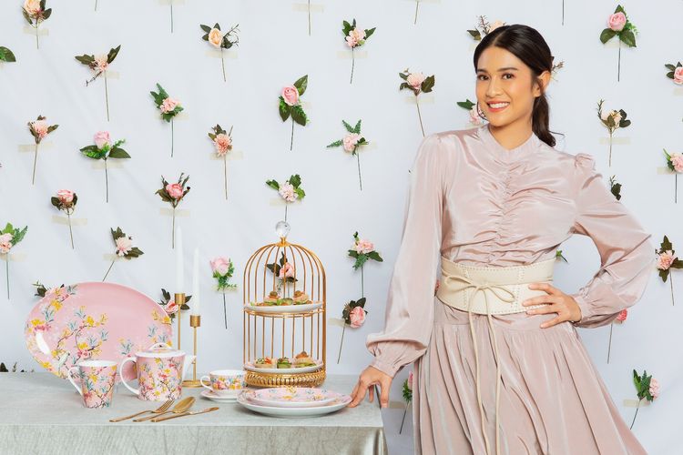 Dian Sastrowardoyo dengan koleksi Zen Tableware