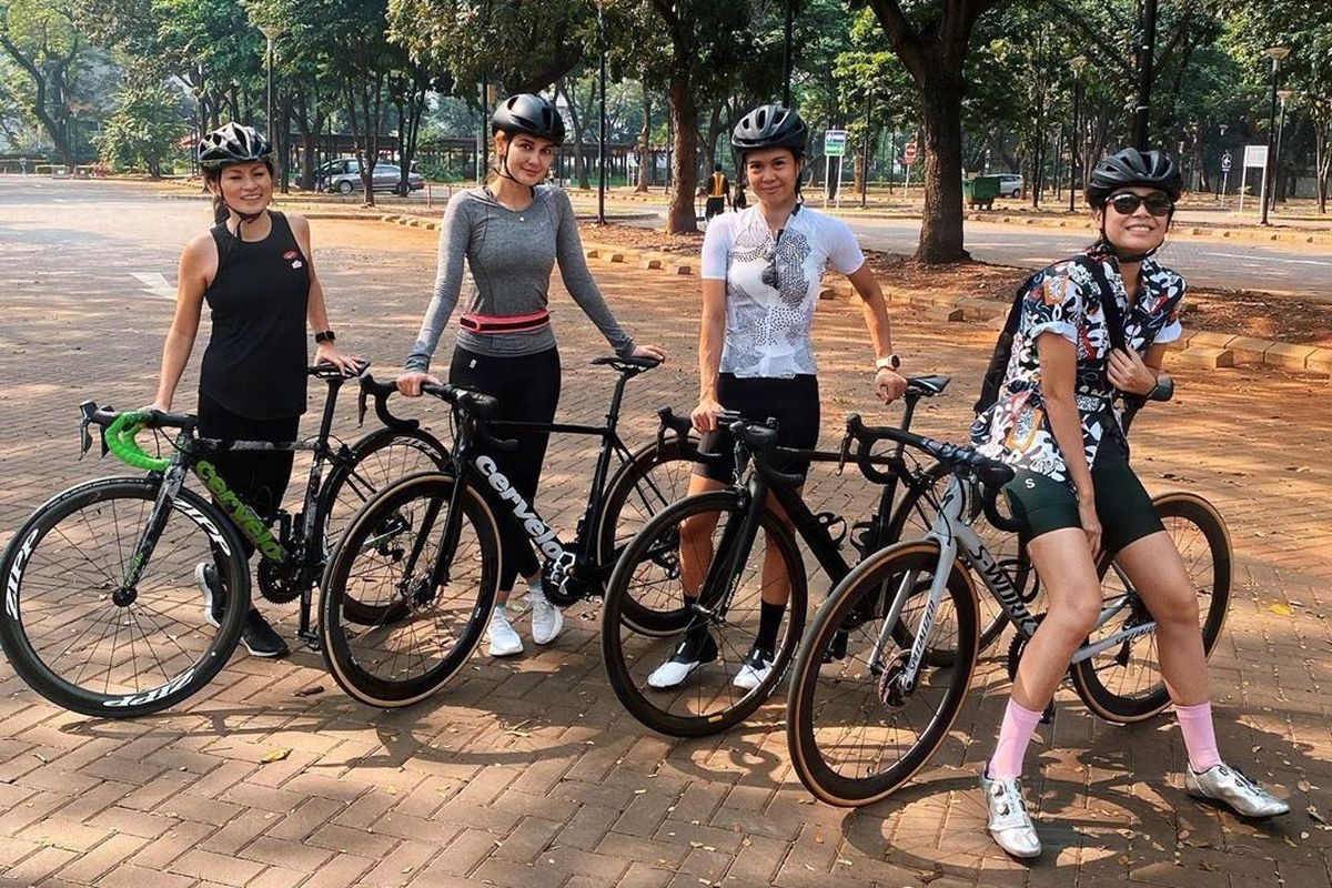 Luna Maya mengunggah foto dirinya tengah menjajal olahraga sepeda.