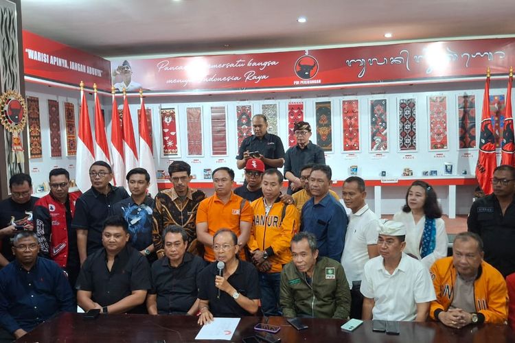 Calon gubernur Bali nomor urut 1, I Wayan Koster, bersama para pemimpin partai pengusungnya saat menyampaikan hasil perhitungan real count internal PDI-P dalam Pilkada Bali, pada Rabu (27/11/2024). KOMPAS.com/ Yohanes Valdi Seriang Ginta