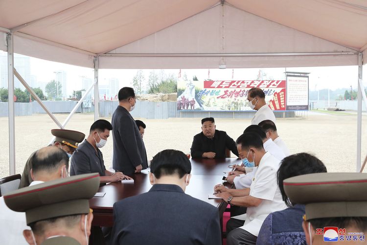 Dalam foto tak bertanggal yang diterbitkan pada 20 Juli 2020, terlihat Pemimpin Korea Utara Kim Jong Un mengunjungi lokasi konstruksi di Pyongyang.