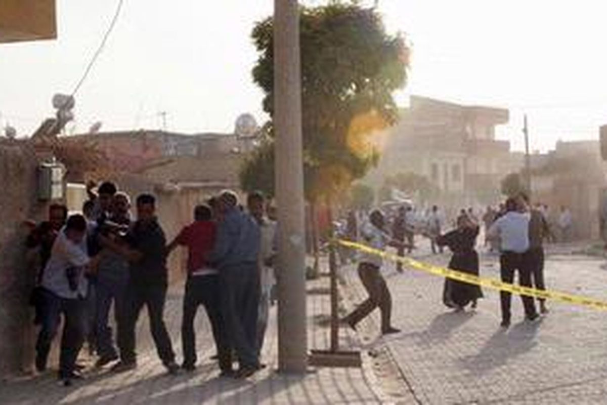 Suasana di Kota Akcakale, Turki, setelah sejumlah roket Suriah menghantam kota tersebut hingga menewaskan sedikitnya lima warga Turki, Rabu (3/10/2012). Sejumlah orang terluka akibat serangan yang dilancarkan dari Kota perbatasan Tall al-Abyad. Serangan balik Turki dilaporkan menewaskan beberapa tentara Suriah.  
