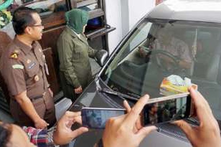 Kepala Kejaksaan Negeri Surabaya Didik Farkhan dan Wali Kota Surabaya Tri Rismaharini menyaksikan layanan drive thru denda tilang. Para pelanggar lalu lintas bisa membayar denda tilang tak lebih dari satu menit saat tiba di depan loket jika membawa surat tilang, KTP, dan biaya denda.