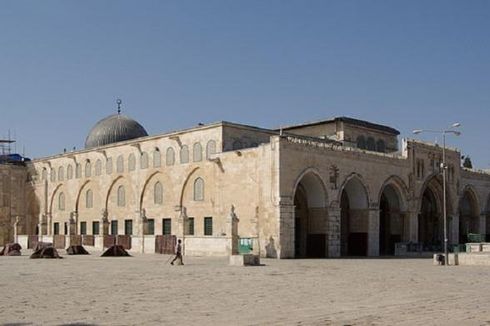 Polisi Israel Bentrok dengan Demonstran Palestina di Masjid Al Aqsa