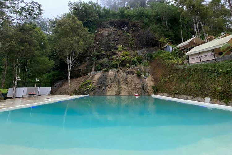 Kolam Pantai di Glamping Menoreh, DI Yogyakarta