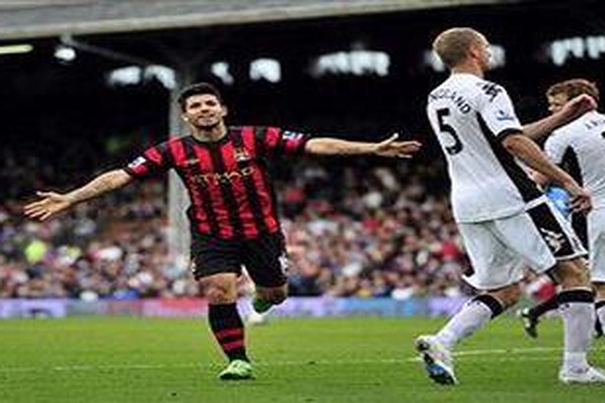 Striker Manchester City, Sergio Aguero (kiri) meluapkan kegembiraannya setelah membobol gawnag Fulham, pada lanjutan Premier League, Minggu (18/9/2011). Dia mencetak dua gol, tapi City akhirnya ditahan Fulham 2-2.