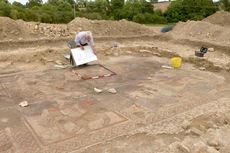 Mosaik Romawi Langka Ditemukan Terkubur di Bawah Ladang Petani
