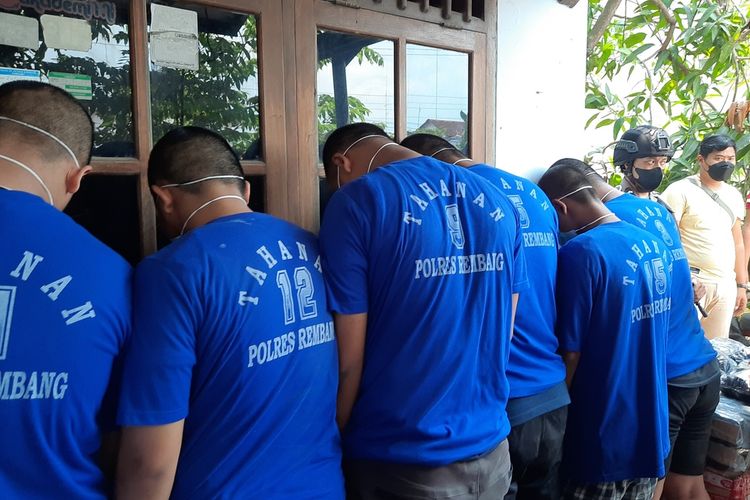 Enam tersangka yang memproduksi obat-obatan ilegal di Kelurahan Magersari, Kecamatan Rembang, Kabupaten Rembang, Jawa Tengah, Minggu (11/9/2022)