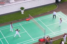 Usai Serahkan Bonus, Jokowi Unjuk Kebolehan Bermain Badminton Bersama Greysia hingga Apriyani