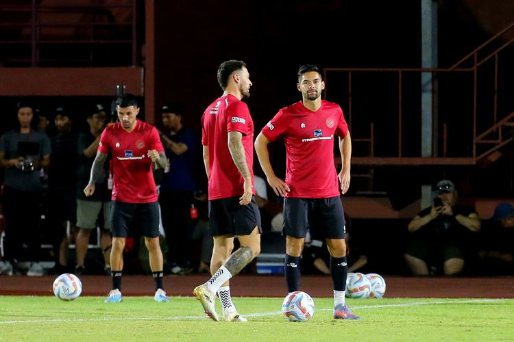 Jelang FIFA Matchday melawan Turkmenistan, pemain Timnas Indonesia Sandy Walsh latihan besama di Lapangan Thor Surabaya, Selasa (5/9/2023) malam. Jadwal timnas Indonesia vs Turkmenistan pada FIFA Matchday September 2023 bakal dilangsungkan pada Jumat (8/9/2023) pukul 19.30 WIB.