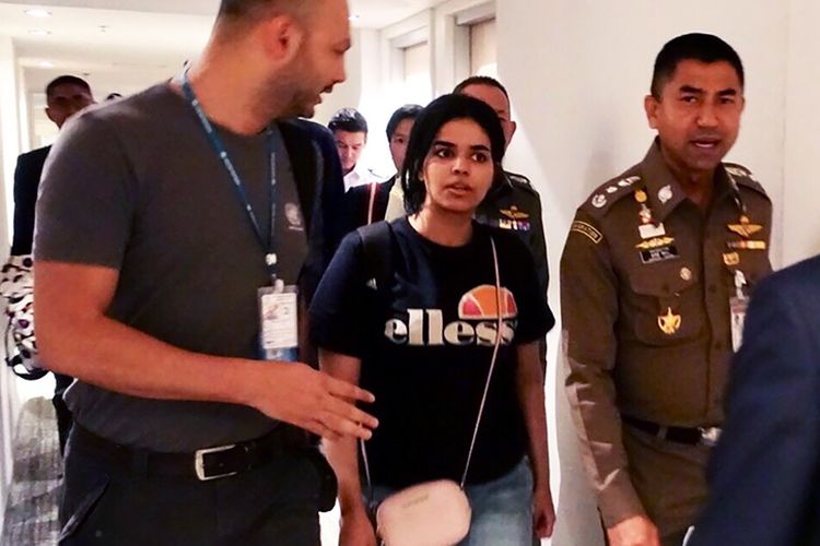 Rahaf Mohammed Alqunun (tengah) saat didampingi perwakilan dari UNHCR dan pejabat imigrasi Thailand, Senin (7/1/2019).