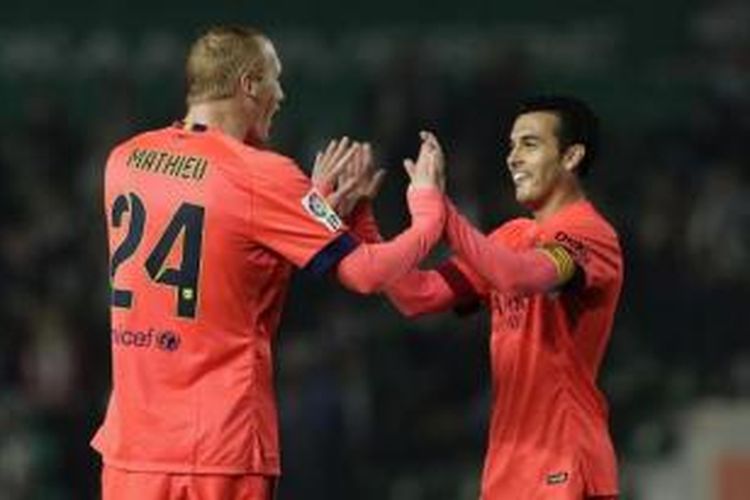 Dua pemain Barcelona, Jeremy Mathieu (kiri) dan Pedro Rodriguez (kanan).