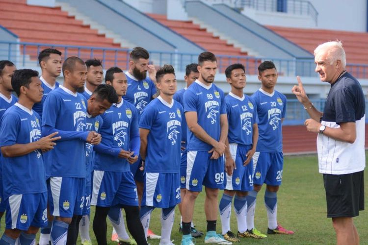 Pelatih Persib Bandung Mario Gomez saat memimpin latihan skuat Persib di Lapangan Arcamanik, beberapa waktu lalu. 