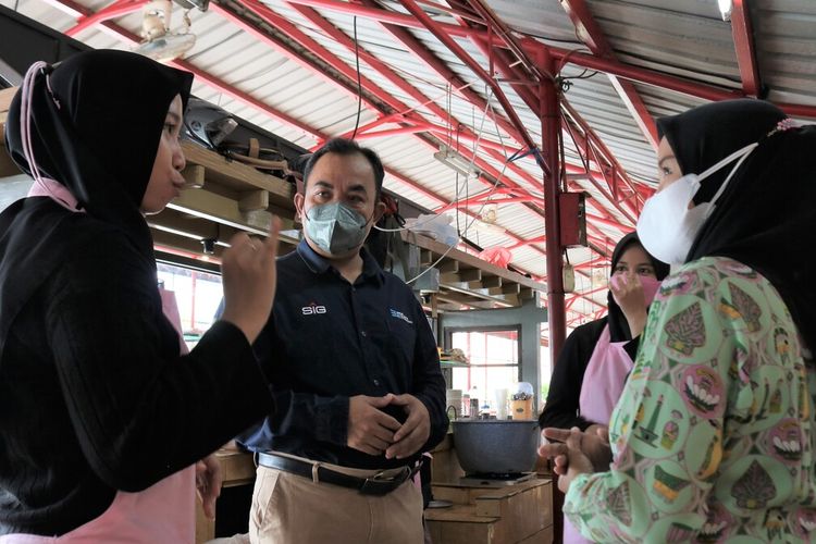 Pengelola kedai pink Dinda Intan Lestari (kiri) menjelaskan perkembangan penjualan kepada General Manager of CSR SIG, Edy Saraya (kedua dari kiri).