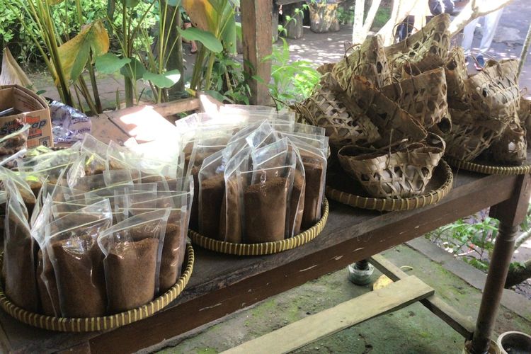 Oleh-oleh gula merah bubuk maupun batok di Gubuk Kopi Borobudur, Sendaren, Karangrejo, Borobudur, Magelang, Jawa Tengah pada Jumat (13/5/2022) pagi.