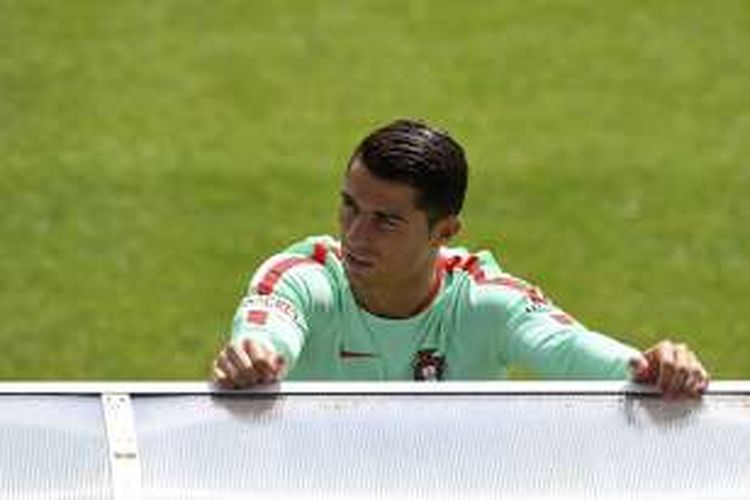 Pemain bintang Portugal, Cristiano Ronaldo, menjalani sesi latihan di Marcoussis, Paris, pada Minggu (19/6/2016) waktu setempat.