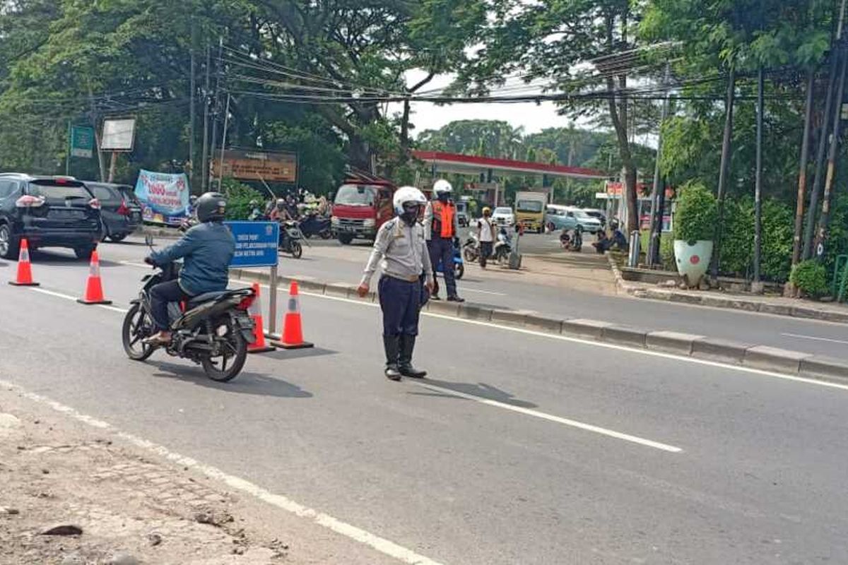 Cek Poin PSBB DKI Jakarta di Jalan Raya Bogor, Jakarta Timur, Rabu (6/5/2020).