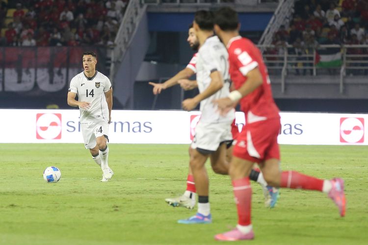 Pemain timnas Indonesia Joey Pelupessy saat laga FIFA Matchday melawan Lebanon yang berakhir dengan skor 0-0 di Stadion Gelora Bung Tomo Surabaya, Jawa Timur, Senin (8/9/2025) malam.