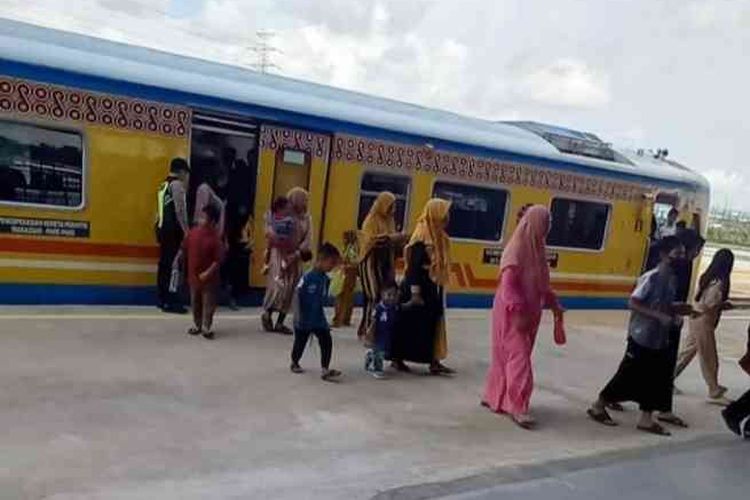 Peumpang turun dari Kereta Trans Sulawesi 