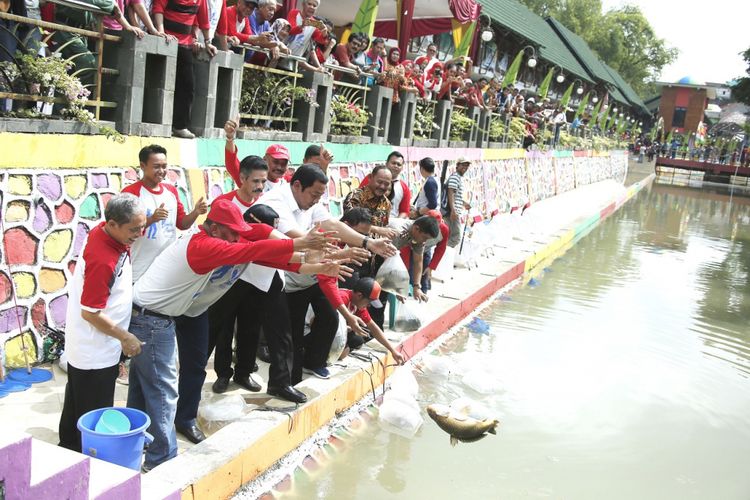 Wali Kota Semarang, Hendrar Prihadi, melepas ikan karper berbobot 5 kilogram di Kali Semarang, Jumat (20/4/2018)