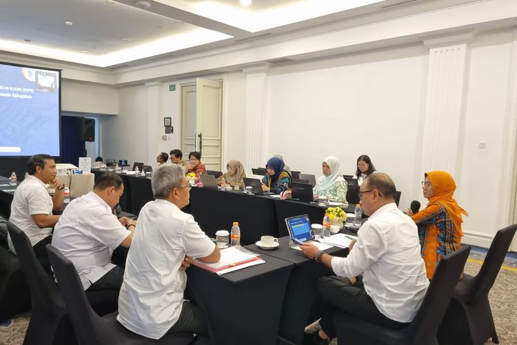 Tim Pemkab Banyuwangi rapat bersama Kementerian ATR/BPN terkait penuntasan jalur Jember-Banyuwangi.