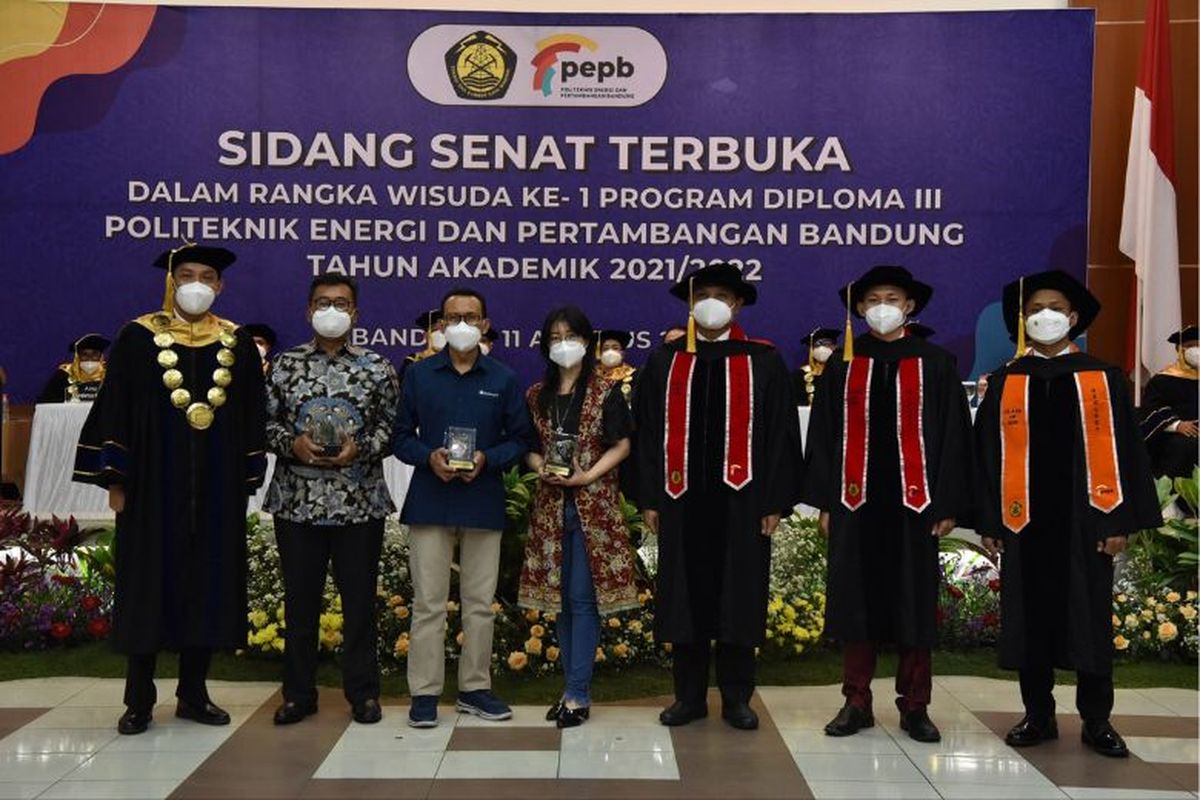 PEP Bandung melaksanakan wisuda program D3 tahun ajaran 2021/2022 di Gedung SM Sair, Balai Besar Pengujian Mineral dan Batu Bara, Bandung, Kamis (11/8/2022). 

