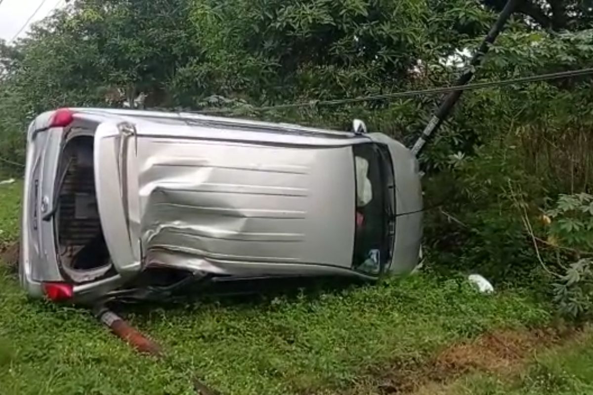 TERGULING--Mobil Daihatsu Xenia yang dikemudikan SR terguling setelah terlibat kecelakaan dengan sepeda motor di ruas jalan Ponorogo-Pulung di Desa Tajug, Kecamatan Siman Kabupaten Ponorogo, Jawa Timur, Jumat (10/6/2022). 