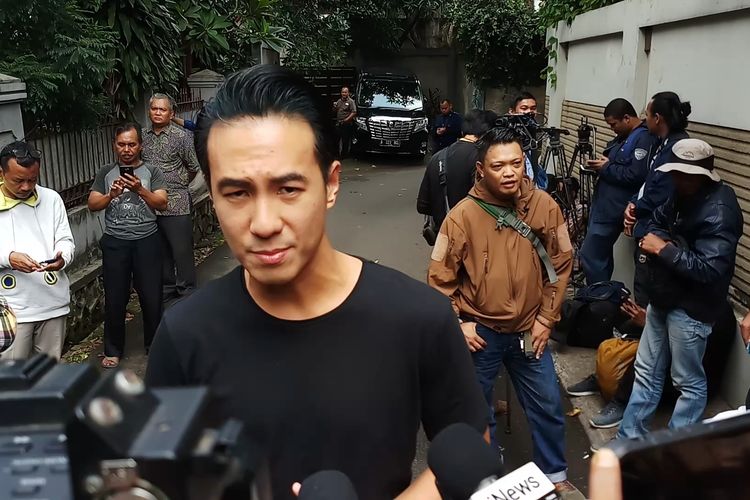 Pembawa acara Daniel Mananta saat ditemui di rumah duka Ashraf Sinclair, suami BCL, di kawasan Pejaten Barat, Jakarta Selatan, Selasa (18/2/2020).