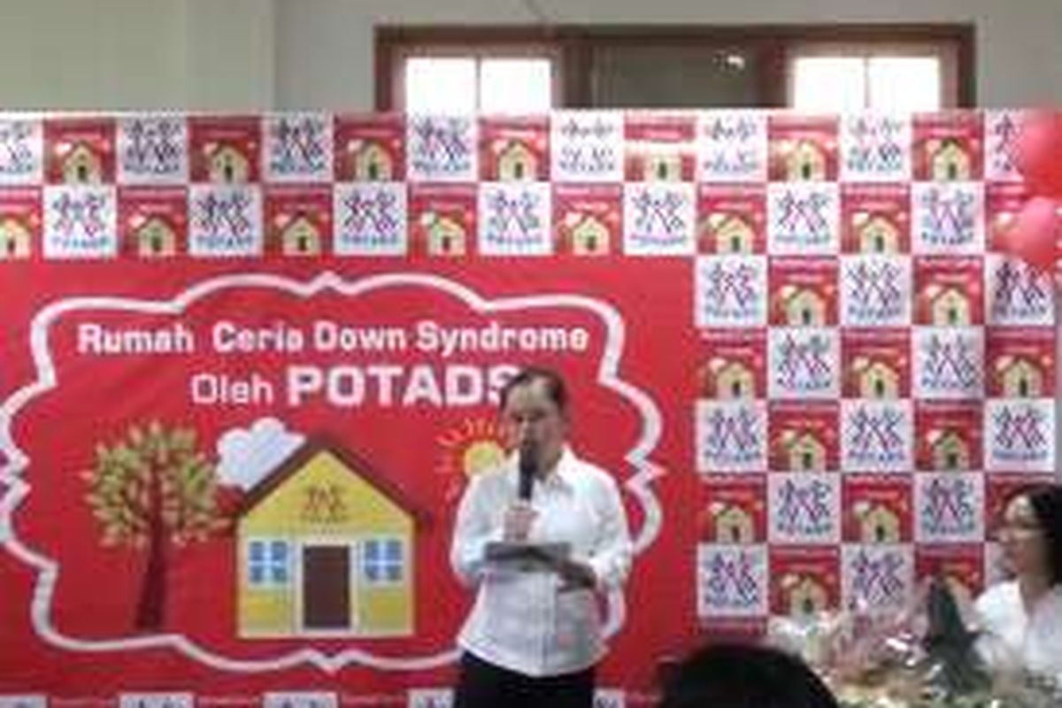 Stephanie Handojo peraih medali emas cabang olahraga renang dalam Special Olympics 2011, Athena saat memberikan sambutan dalam acara peresmian Rumah Ceria Down Syndrome di Pejaten Barat, Jakarta Selatan pada Minggu (31/7/2016).