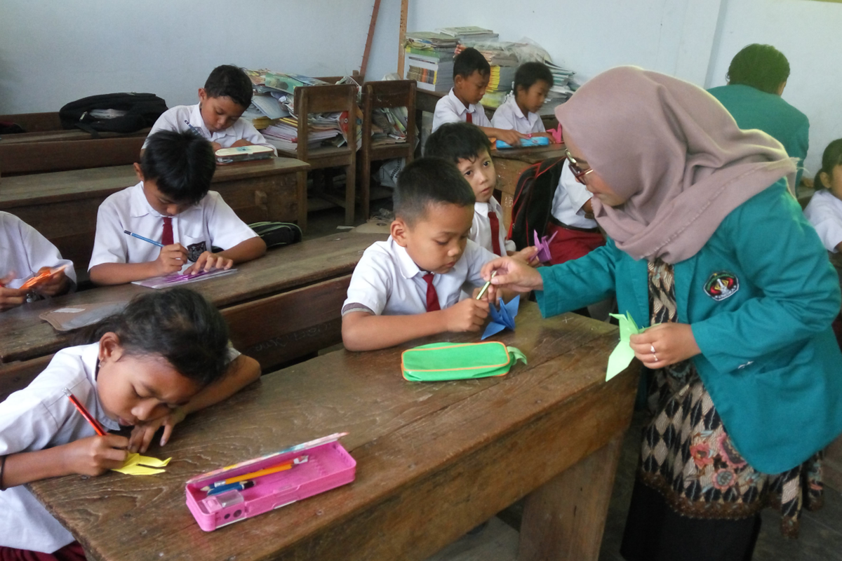 Mahasiswa UNISKA Kediri, Jawa Timur, memperingati Hardiknas dengan mengajar siswa SD, Kamis(2/5/2019).