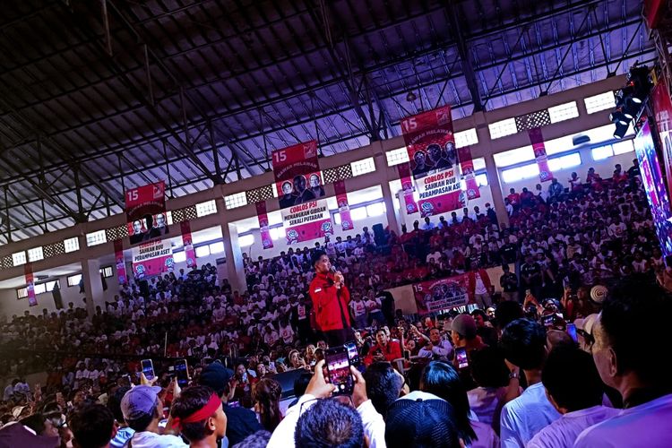 Ketua Umum Partai Solidaritas Indonesia (PSI) Kaesang Pangareb, menghadiri kampanye bertajuk mawar melawan di Gedung Olahraga Ngurah Rai, Denpasar, Bali, pada Senin (5/2/2024). Kompas.com/ Yohanes Valdi Seriang Ginta