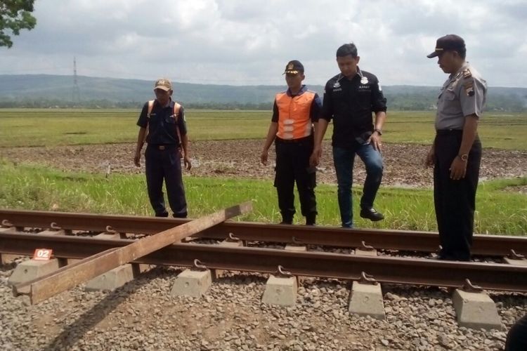 Petugas Polres Cilacap melakukan reka ulang kejadian peletakan potongan besi bekas rel di lintasan kereta di petak jalan Cipari-Sidareja Km 345+1, Dusun Cikalong RT 5 RW 6, Sidareja, Cilacap, Jawa Tengah, Rabu (25/10/2017).