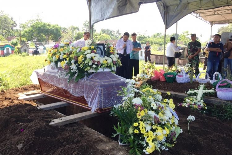 Korban Ledakan Bom di Gereja GPPS Surabaya, Tee Suh Tjian (65), Dimakamkan di Desa Sekarputih, Kecamatan Tegal Ampel, Kabupaten Bondowoso, Jawa Timur, Kamis (17/5/2018).