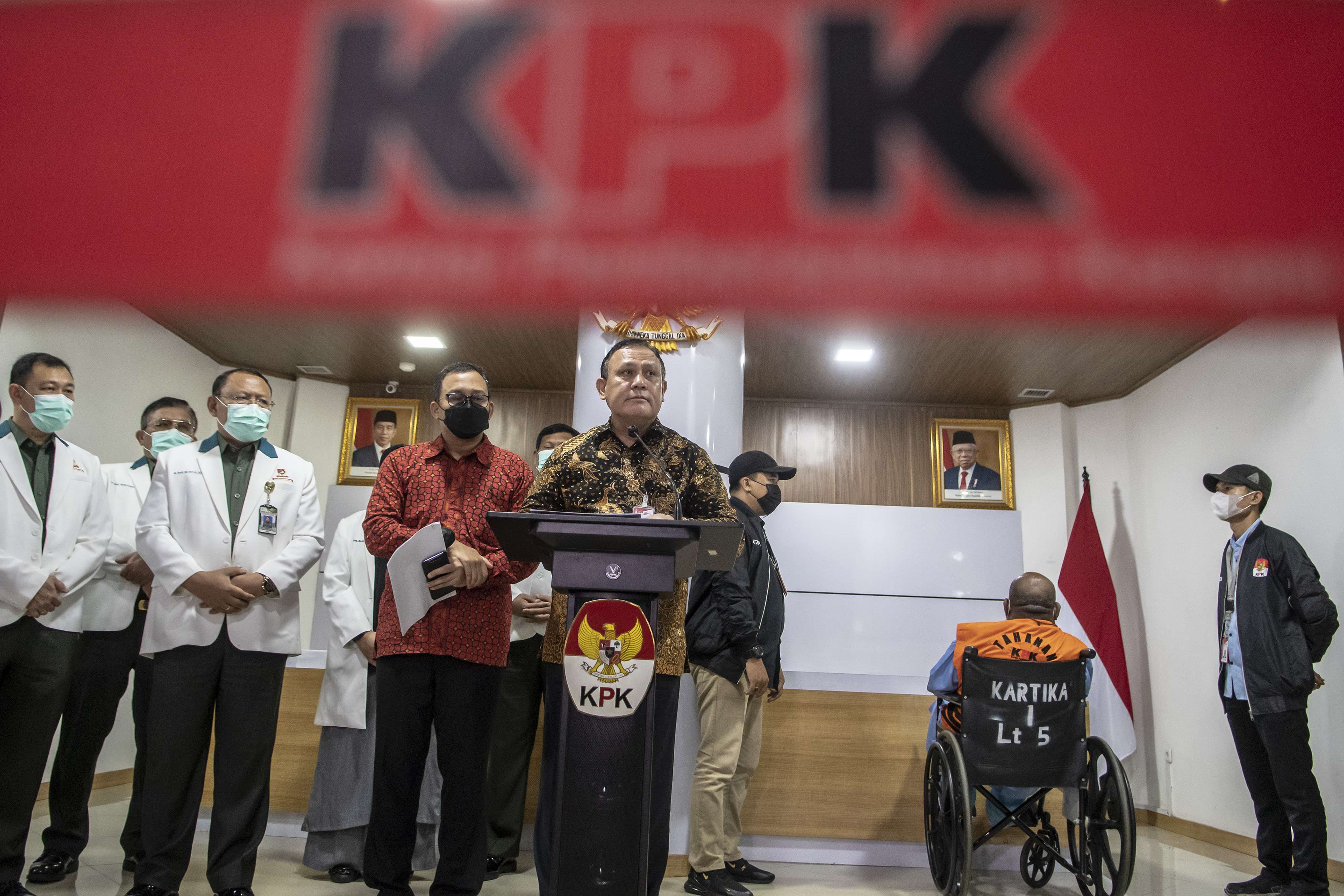 Babak Akhir Lukas Enembe, Tangan Terborgol dan Kenakan Rompi Tahanan KPK