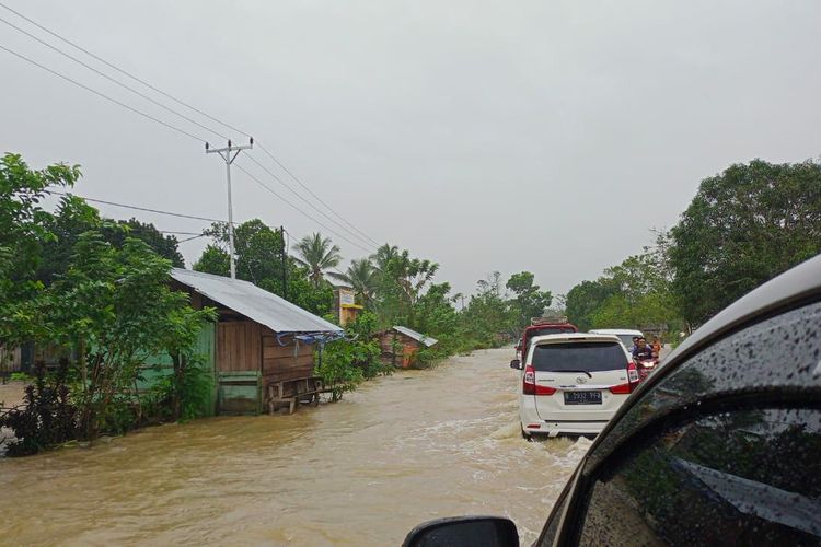 Banjir merendam jalan lintas Seram di Kecamatan Amahai, Kabupaten Maluku Tengah, setelah hujan deras mengguyur wilayah tersebut, Kamis (28/7/2022)