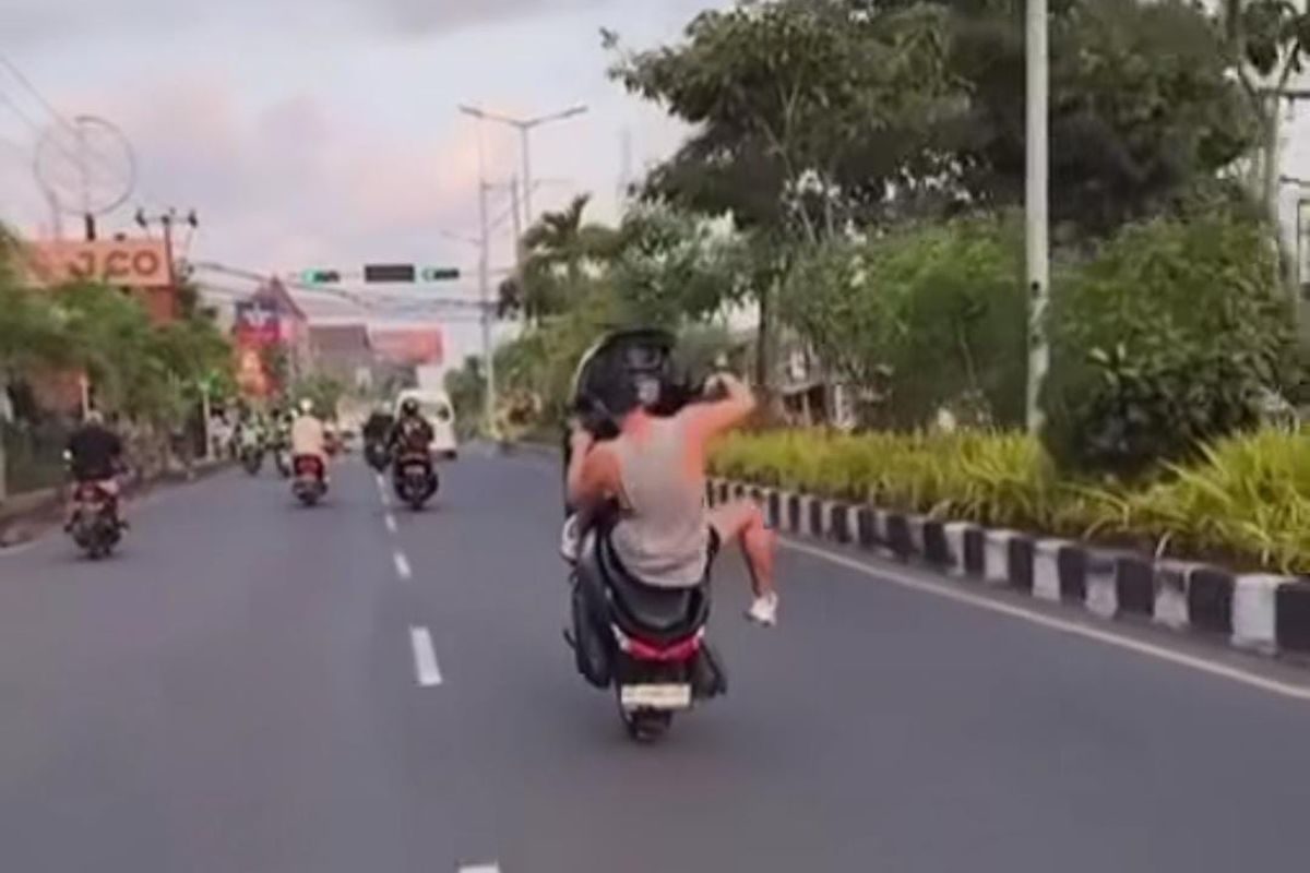 Turis asing yang ugal-ugalan mengendarai sepeda motor di Bali.