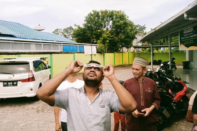 Warga Irman Jaya Kelurahan Amban Manokwari Papua Barat menyaksikan fenomena gerhana matahari melalui kacamata 3D, Kamis (20/4/2023)