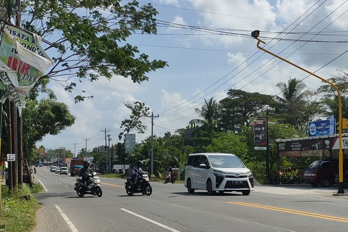 Ramainya pengendara keluar masuk dan menyeberang di simpang tiga Ksatrian, Gunung Gempal, Giripeni Wates, Rabu (29/6/2022). Belum ada traffic light di sana selain warning light yang belum lama berdiri.