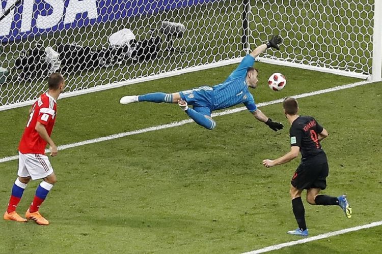 Andrej Kramaric menaklukkan Igor Akinfeev dalam pertandingan Rusia vs Kroasia pada babak 8 besar atau perempat final Piala Dunia 2018 di Sochi, 7 Juli 2018. 