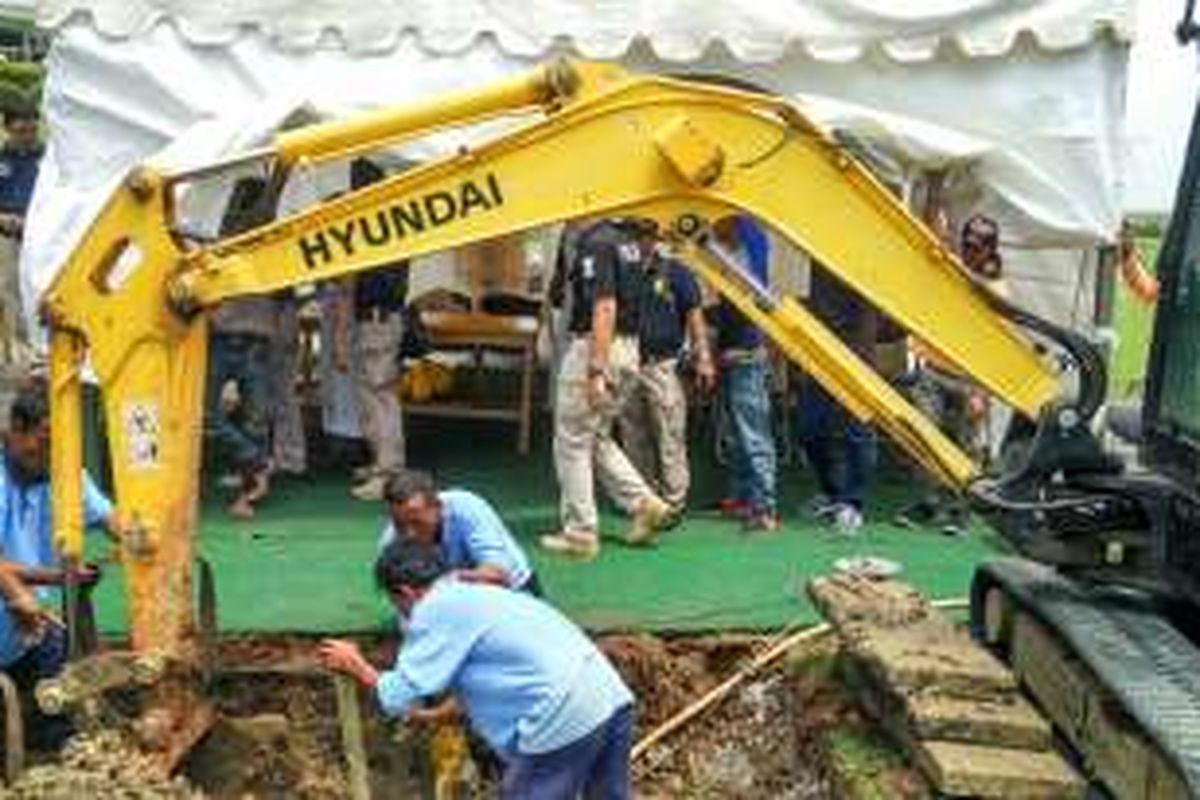 Petugas dari San Diego Hills, Karawang, mulai membongkar makam Gabriella Sheryl (8), murid Global Sevilla School, yang meniggal karena tenggelam September 2015, Kamis (15/4/2016).