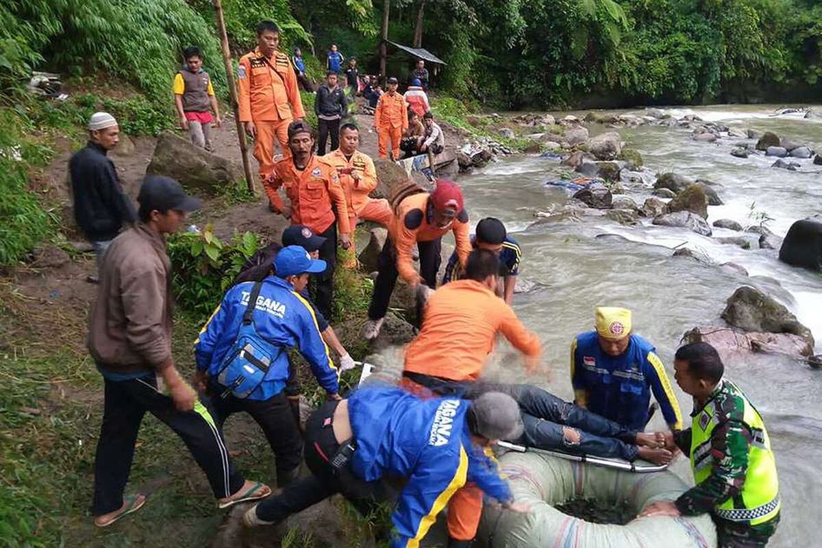 Proses evakuasi penumpang bus Sriwijaya rute Bengkulu-Palembang yang terperosok dalam jurang di Liku Lematang, Desa Prahu Dipo, Kecamatan Dempo Selatan, Kota Pagaralam, Sumatera Selatan, Selasa (24/12/2019). Akibat kecelakaan tersebut, 24 orang penumpang dikabarkan meninggal dan 13 orang selamat.