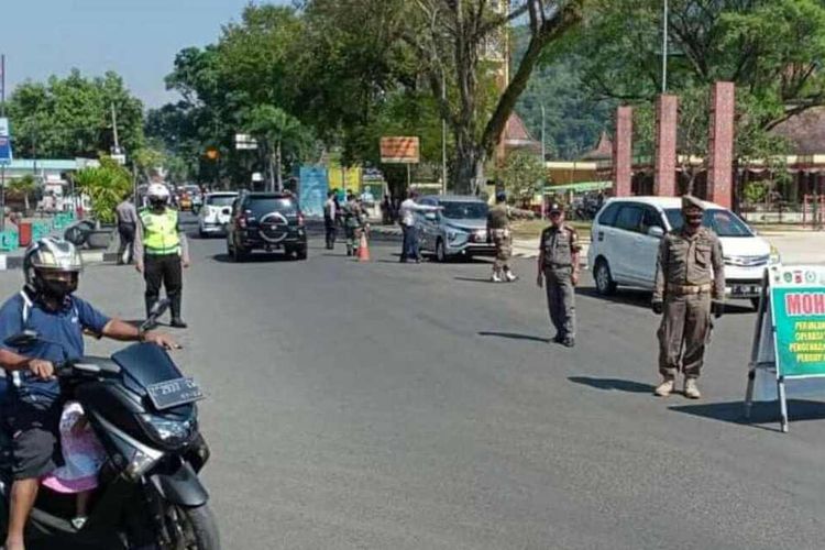 Satpol PP Sumedang merazia pengguna jalan yang melintas di Alun-alun Sumedang. Mereka yang tidak menggunakan masker dihukum push up dan didata. 